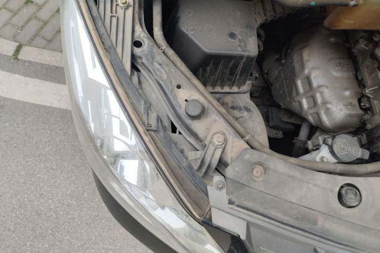 Used FORTHING Lingzhi PLUS 2021 2.0L Manual Luxury 7-Seater Engine Bay Right