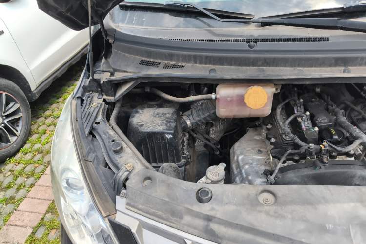Used FORTHING Lingzhi PLUS 2021 2.0L Manual Luxury 7-Seater Engine Bay Right