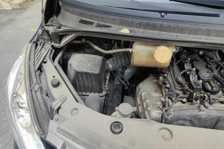 Used FORTHING Lingzhi PLUS 2021 2.0L Manual Luxury 7-Seater Engine Bay Right