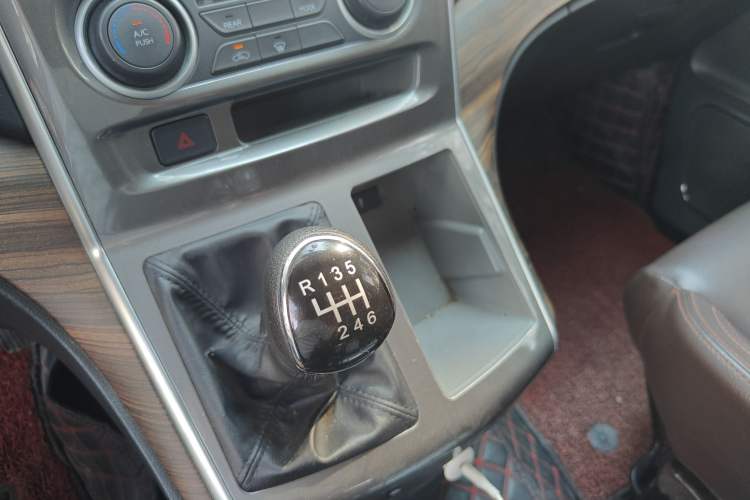 Used FORTHING Lingzhi PLUS 2021 2.0L Manual Luxury 7-Seater Gear Lever
