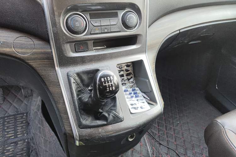 Used FORTHING Lingzhi PLUS 2021 2.0L Manual Luxury 7-Seater Gear Lever