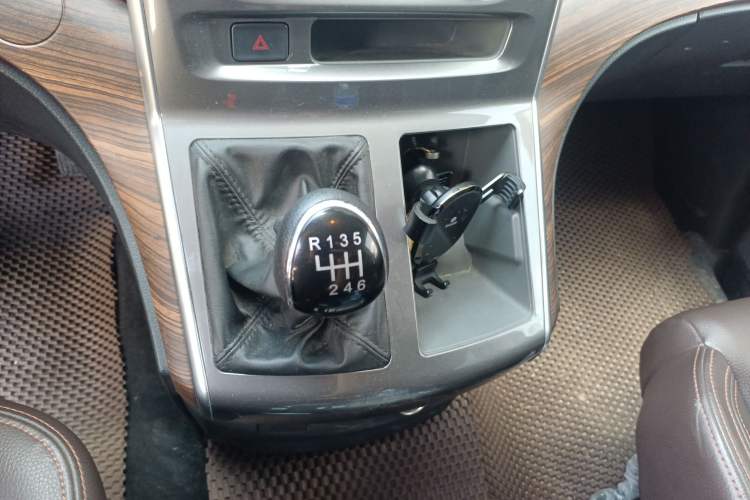 Used FORTHING Lingzhi PLUS 2021 2.0L Manual Luxury 7-Seater Gear Lever