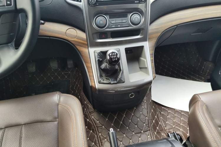Used FORTHING Lingzhi PLUS 2021 2.0L Manual Luxury 7-Seater Gear Lever