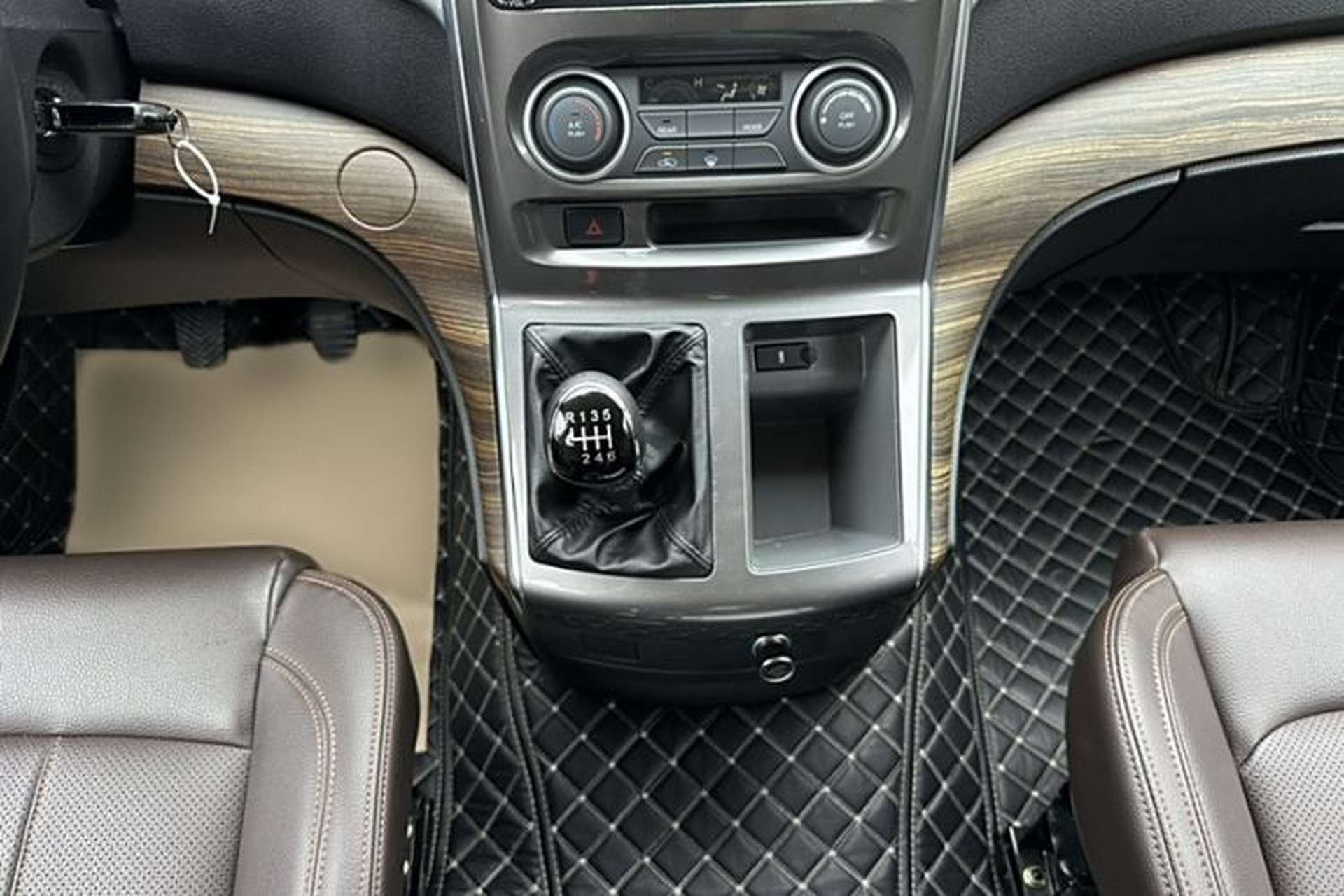 Used FORTHING Lingzhi PLUS 2021 2.0L Manual Luxury 7-Seater Gear Lever