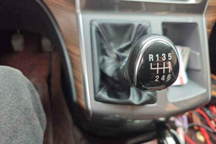 Used FORTHING Lingzhi PLUS 2021 2.0L Manual Luxury 7-Seater Gear Lever