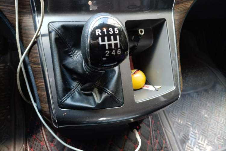 Used FORTHING Lingzhi PLUS 2021 2.0L Manual Luxury 7-Seater Gear Lever