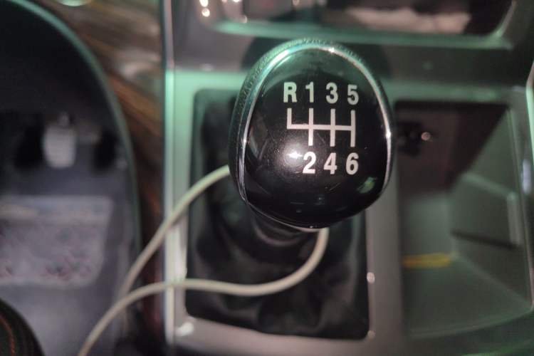 Used FORTHING Lingzhi PLUS 2021 2.0L Manual Luxury 7-Seater Gear Lever