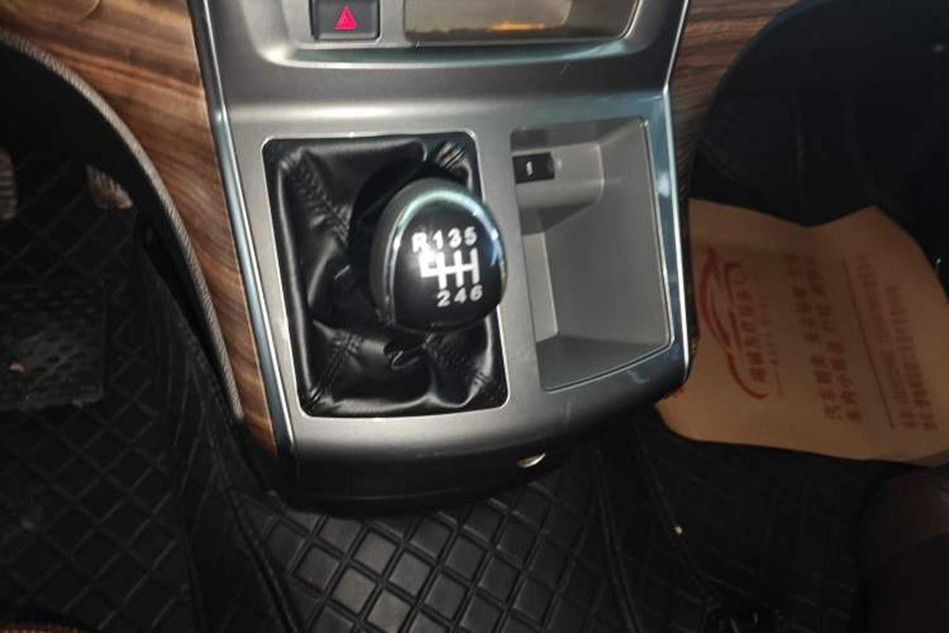 Used FORTHING Lingzhi PLUS 2021 Travel Edition 2.0L Manual Luxury 7-Seater Gear Lever