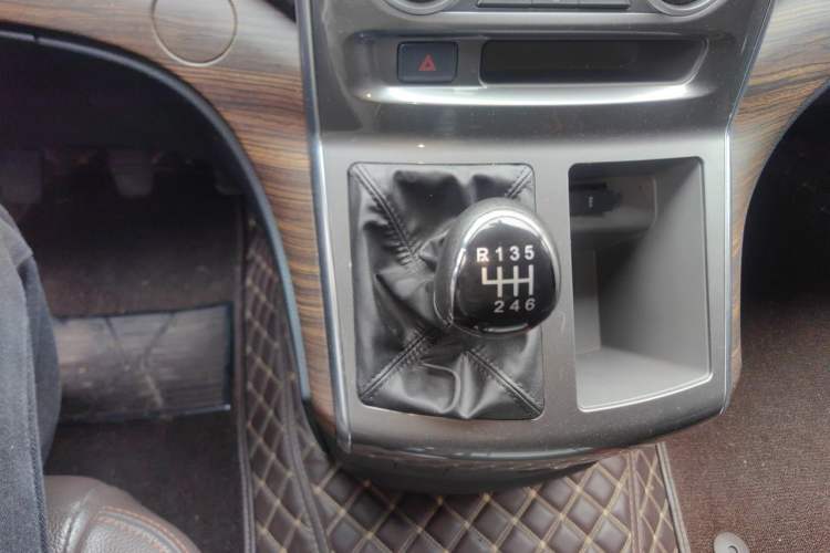 Used FORTHING Lingzhi PLUS 2021 2.0L Manual Luxury 7-Seater Gear Lever