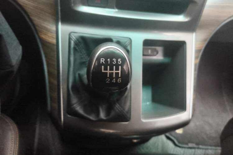 Used FORTHING Lingzhi PLUS 2021 Travel Edition 2.0L Manual Luxury 7-Seater Gear Lever