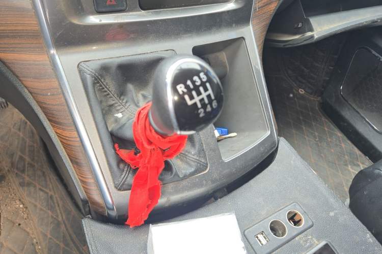 Used FORTHING Lingzhi PLUS 2021 2.0L Manual Comfort Model CNG 7-Seater Gear Lever