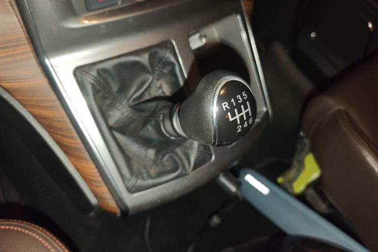 Used FORTHING Lingzhi PLUS 2021 Travel Edition 2.0L Manual Luxury 7-Seater Gear Lever