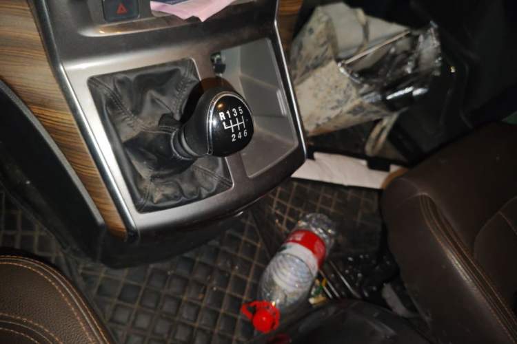 Used FORTHING Lingzhi PLUS 2021 2.0L Manual Luxury 7-Seater Gear Lever