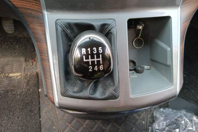 Used FORTHING Lingzhi PLUS 2021 2.0L Manual Luxury 7-Seater Gear Lever