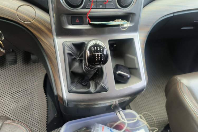 Used FORTHING Lingzhi PLUS 2021 2.0L Manual Luxury 9-Seater Gear Lever