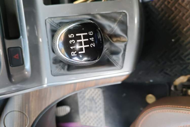 Used FORTHING Lingzhi PLUS 2021 Travel Edition 2.0L Manual Luxury 7-Seater Gear Lever