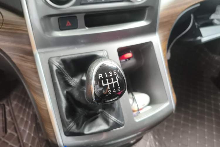 Used FORTHING Lingzhi PLUS 2021 Travel Edition 2.0L Manual Luxury 7-Seater Gear Lever