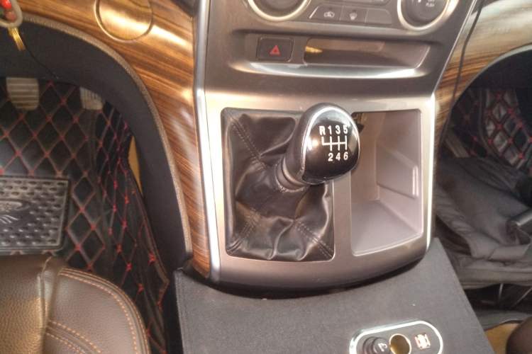 Used FORTHING Lingzhi PLUS 2021 2.0L Manual Luxury 7-Seater Gear Lever