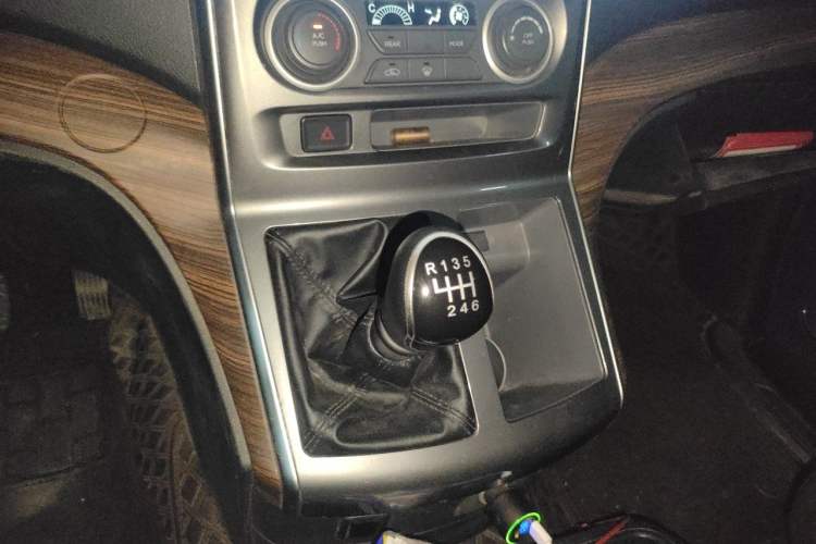 Used FORTHING Lingzhi PLUS 2021 Travel Edition 2.0L Manual Luxury 7-Seater Gear Lever