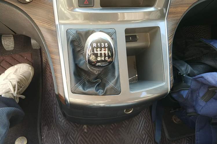 Used FORTHING Lingzhi PLUS 2021 Travel Edition 2.0L Manual Luxury 7-Seater Gear Lever