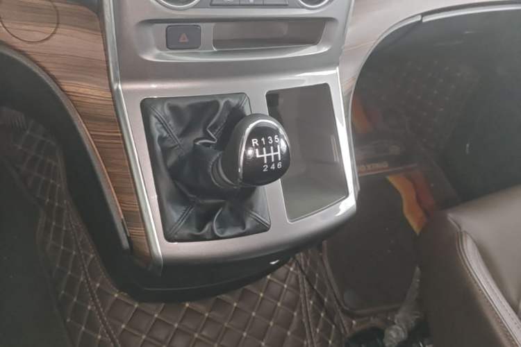 Used FORTHING Lingzhi PLUS 2021 2.0L Manual Luxury 7-Seater Gear Lever