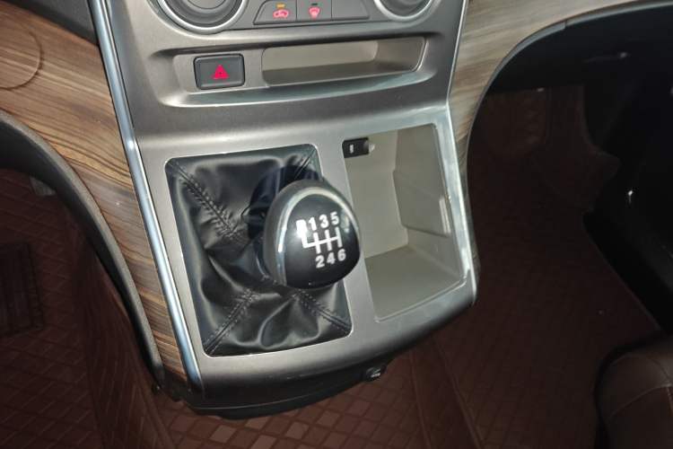 Used FORTHING Lingzhi PLUS 2021 2.0L Manual Luxury 7-Seater Gear Lever