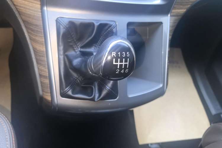 Used FORTHING Lingzhi PLUS 2021 Travel Edition 2.0L Manual Luxury 7-Seater Gear Lever