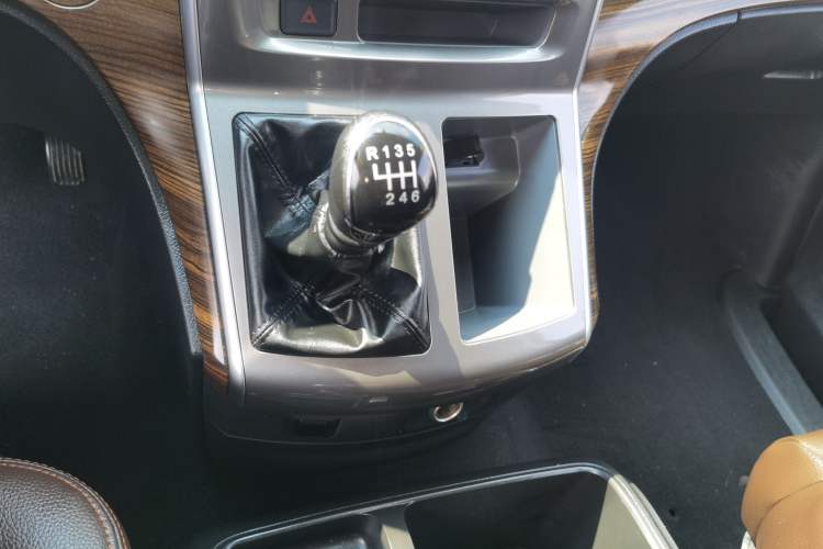 Used FORTHING Lingzhi PLUS 2021 2.0L Manual Luxury 9-Seater Gear Lever
