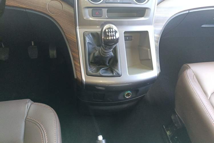 Used FORTHING Lingzhi PLUS 2021 2.0L Manual Luxury 7-Seater Gear Lever