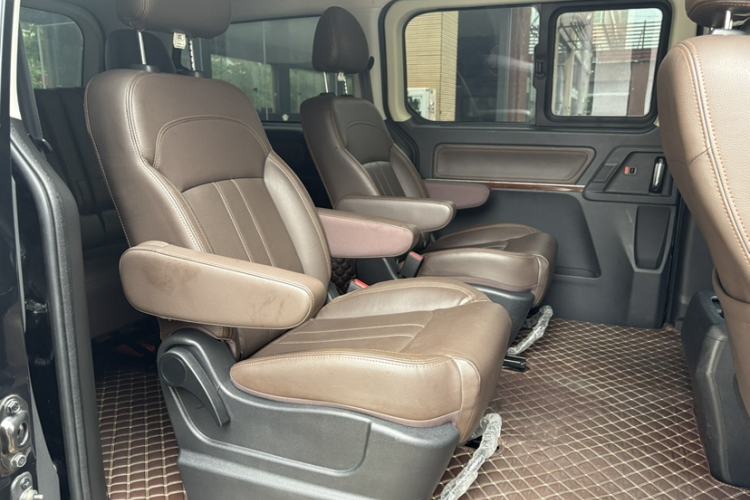 Used FORTHING Lingzhi PLUS 2021 2.0L Manual Luxury 7-Seater Interior 2