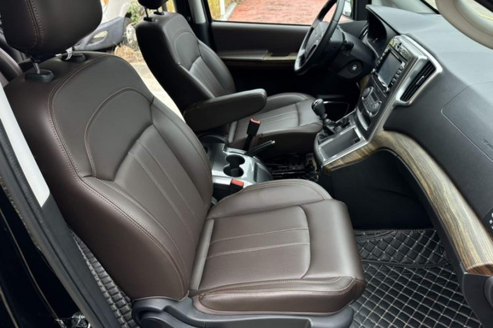Used FORTHING Lingzhi PLUS 2021 2.0L Manual Luxury 7-Seater Interior 2