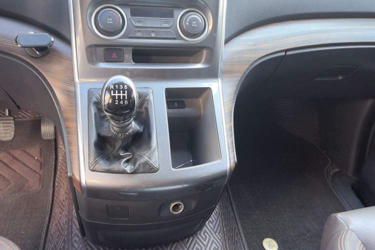 Used FORTHING Lingzhi PLUS 2021 Travel Edition 2.0L Manual Luxury 7-Seater Interior 2