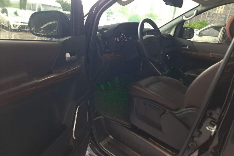 Used FORTHING Lingzhi PLUS 2021 2.0L Manual Luxury 7-Seater Interior 2