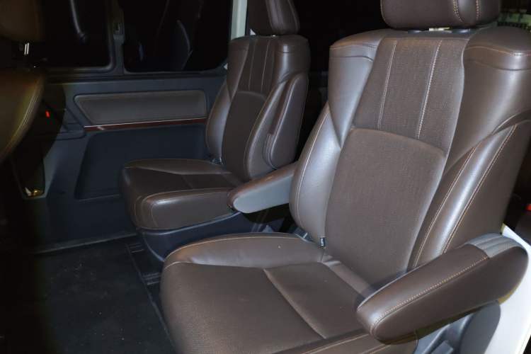 Used FORTHING Lingzhi PLUS 2021 Travel Edition 2.0L Manual Luxury 7-Seater Interior 4