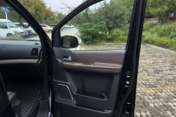 Used FORTHING Lingzhi PLUS 2021 2.0L Manual Luxury 7-Seater Interior 5