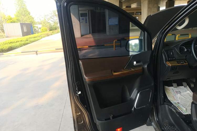Used FORTHING Lingzhi PLUS 2021 Travel Edition 2.0L Manual Luxury 7-Seater Left Front Door Interior