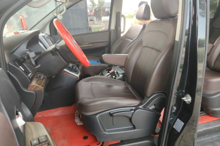 Used FORTHING Lingzhi PLUS 2021 Travel Edition 2.0L Manual Luxury Version 9 Seats Left Front Seat