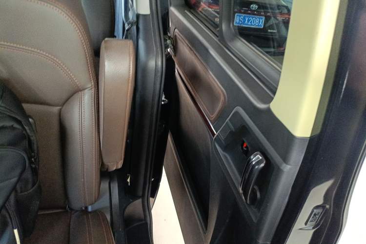 Used FORTHING Lingzhi PLUS 2021 2.0L Manual Luxury 7-Seater Left Rear Door Interior