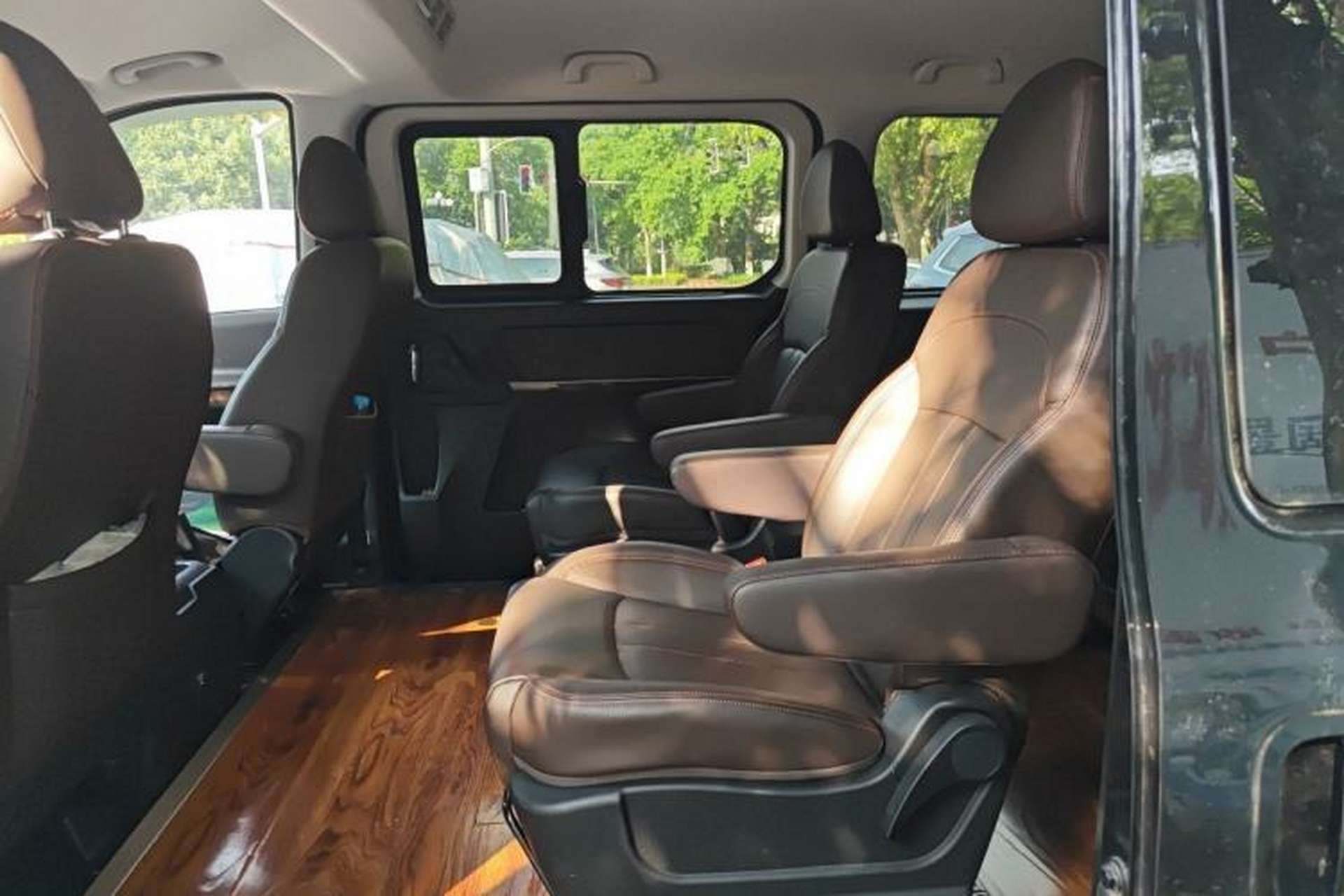 Used FORTHING Lingzhi PLUS 2021 Travel Edition 2.0L Manual Luxury 7-Seater Left Rear Seat