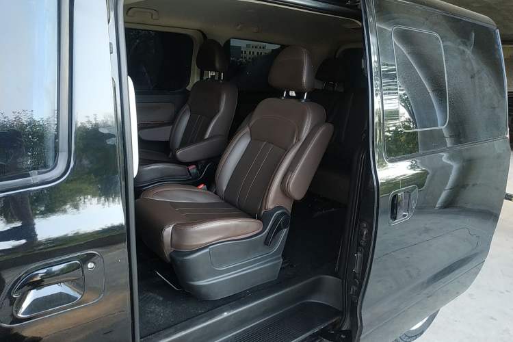 Used FORTHING Lingzhi PLUS 2021 Travel Edition 2.0L Manual Luxury 7-Seater Left Rear Seat