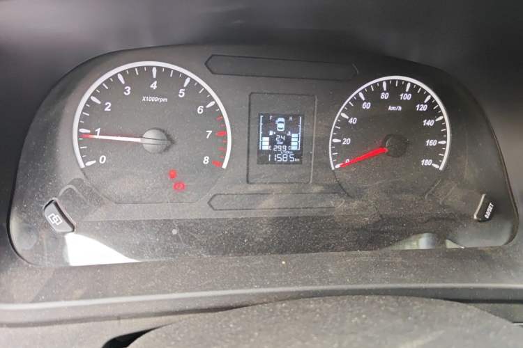 Used FORTHING Lingzhi PLUS 2021 2.0L Manual Comfort Version 7 Seats Odometer Close Up