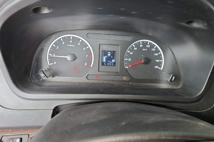 Used FORTHING Lingzhi PLUS 2021 Travel Edition 2.0L Manual Luxury 7-Seater Odometer Close Up