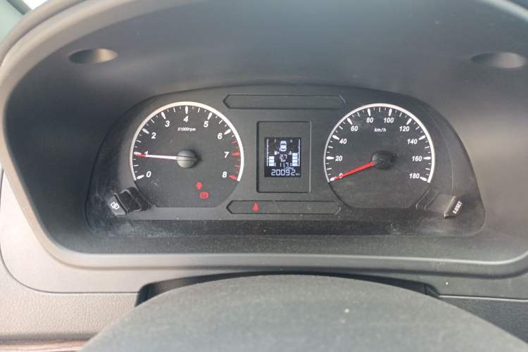 Used FORTHING Lingzhi PLUS 2021 2.0L Manual Luxury 7-Seater Odometer Close Up