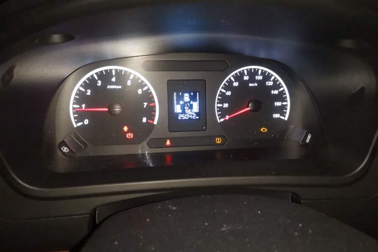 Used FORTHING Lingzhi PLUS 2021 2.0L Manual Luxury 7-Seater Odometer Close Up