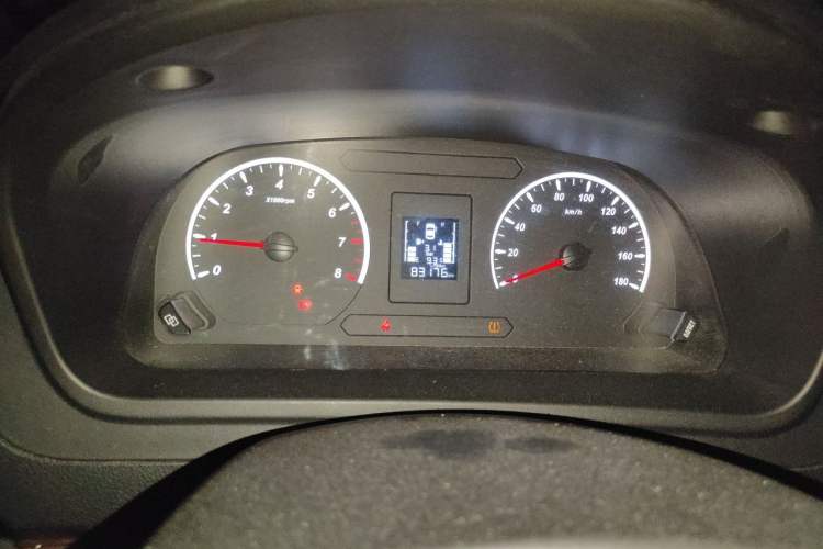 Used FORTHING Lingzhi PLUS 2021 Travel Edition 2.0L Manual Luxury 7-Seater Odometer Close Up