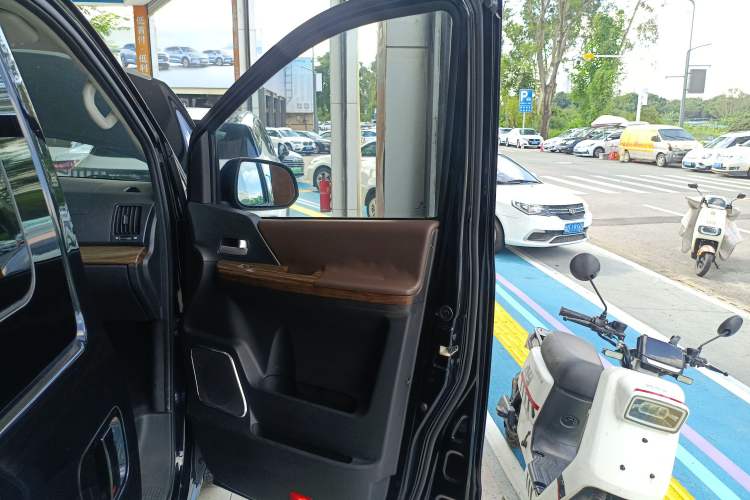 Used FORTHING Lingzhi PLUS 2021 2.0L Manual Luxury 7-Seater Right Front Door Interior