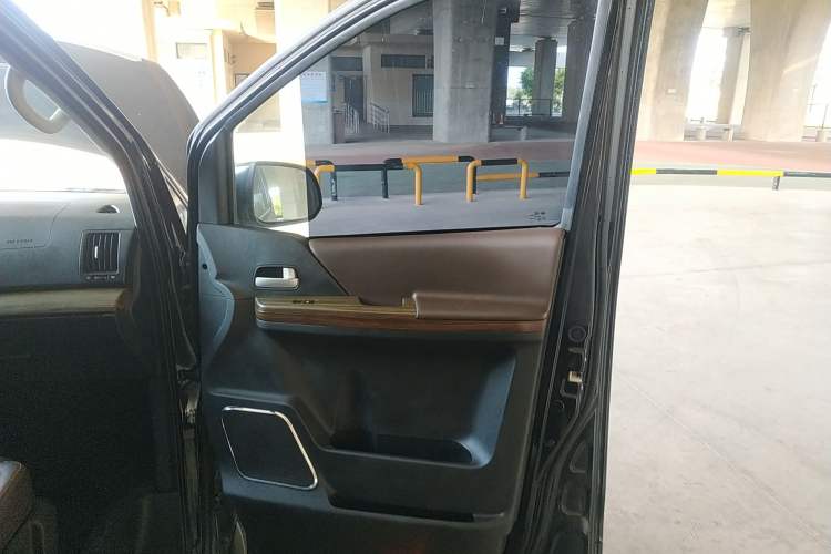 Used FORTHING Lingzhi PLUS 2021 Travel Edition 2.0L Manual Luxury 7-Seater Right Front Door Interior