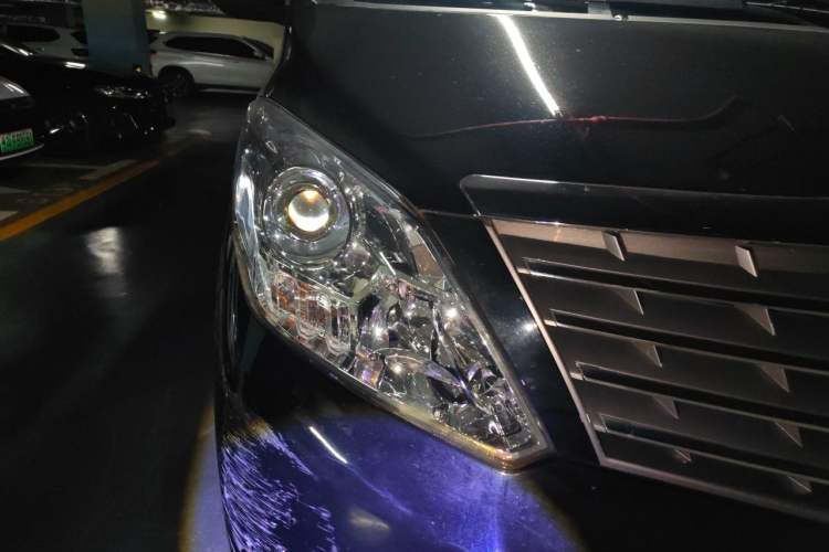 Used FORTHING Lingzhi PLUS 2021 2.0L Manual Comfort Version 7 Seats Right Front Headlight