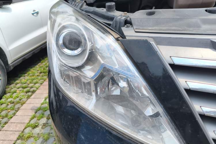 Used FORTHING Lingzhi PLUS 2021 2.0L Manual Luxury 7-Seater Right Front Headlight