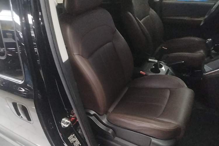 Used FORTHING Lingzhi PLUS 2021 2.0L Manual Luxury 7-Seater Right Front Seat
